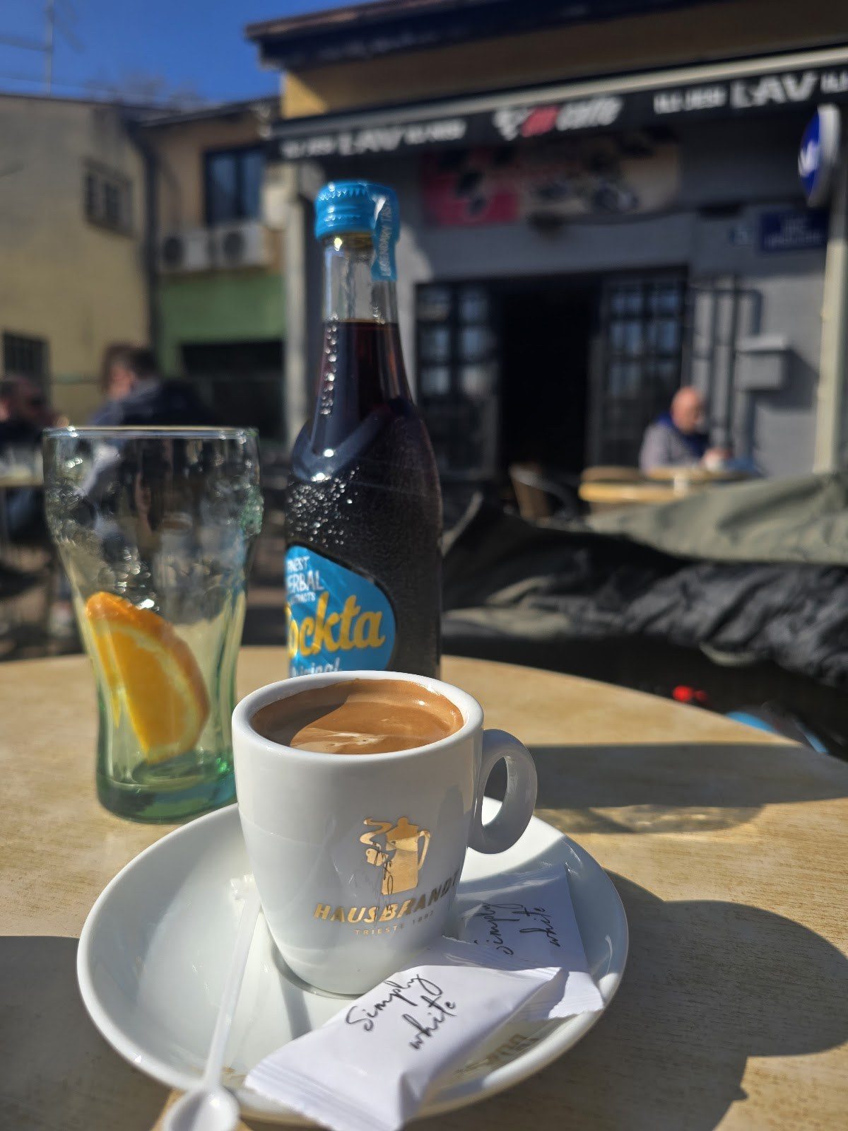 Kafa u kafiću pored vulkanizerske radnje