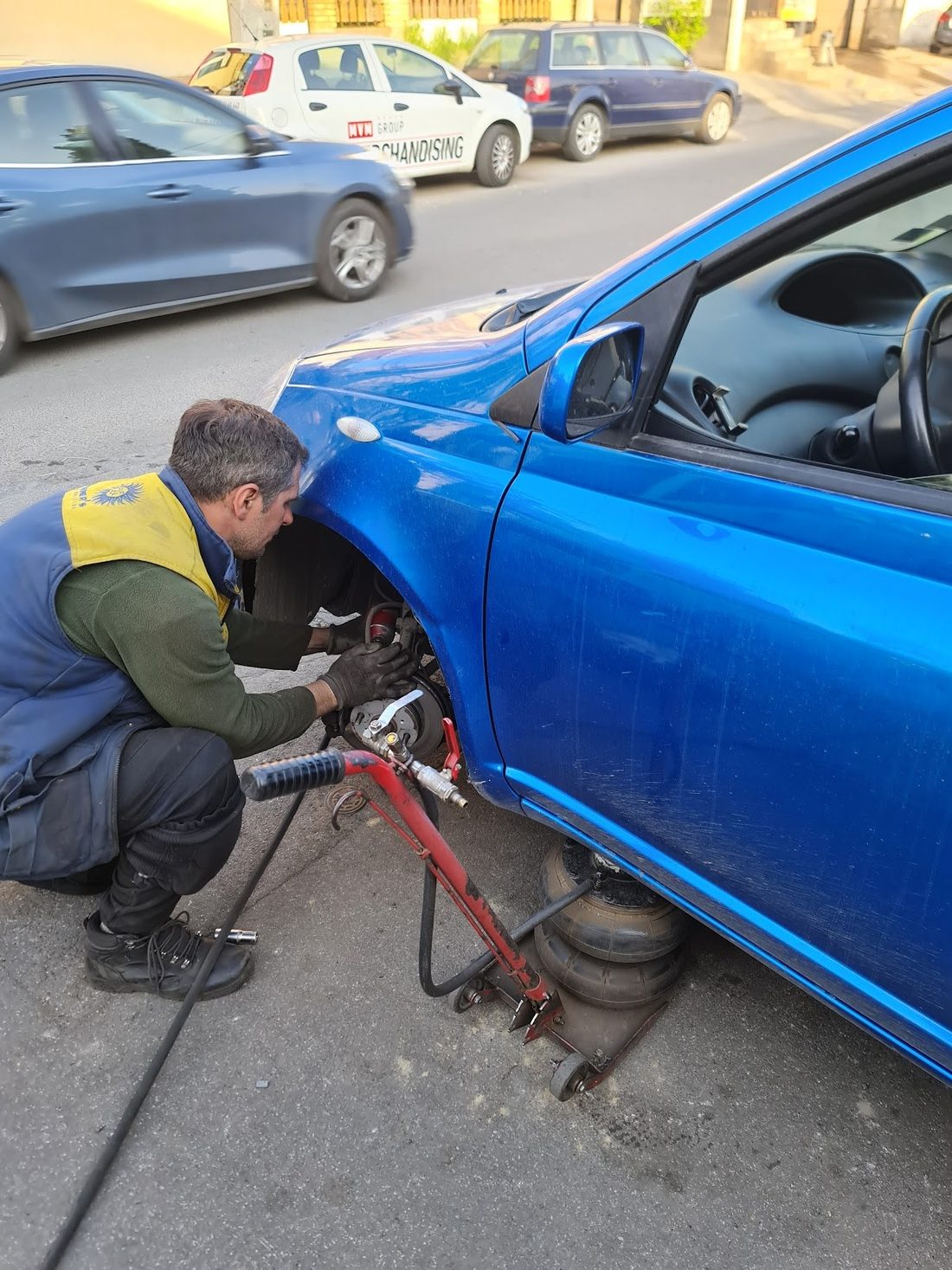 Majstor menja gumu na automobilu