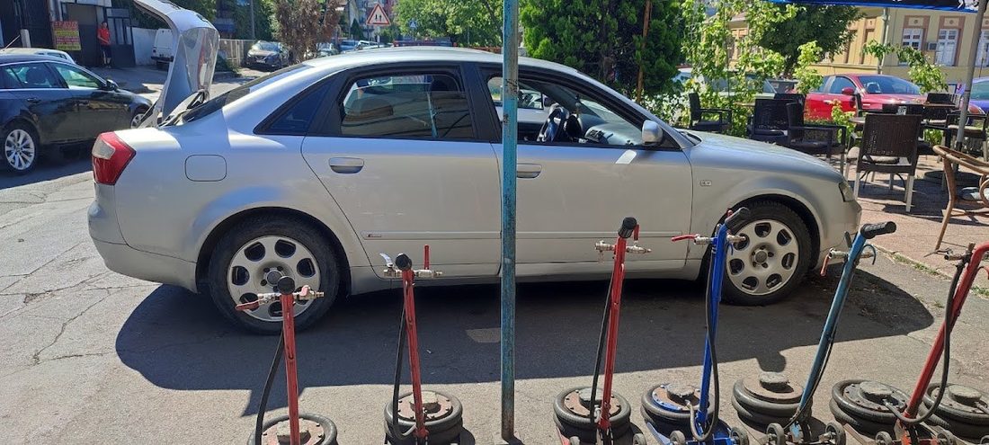 Automobil na dizalici ispred radnje