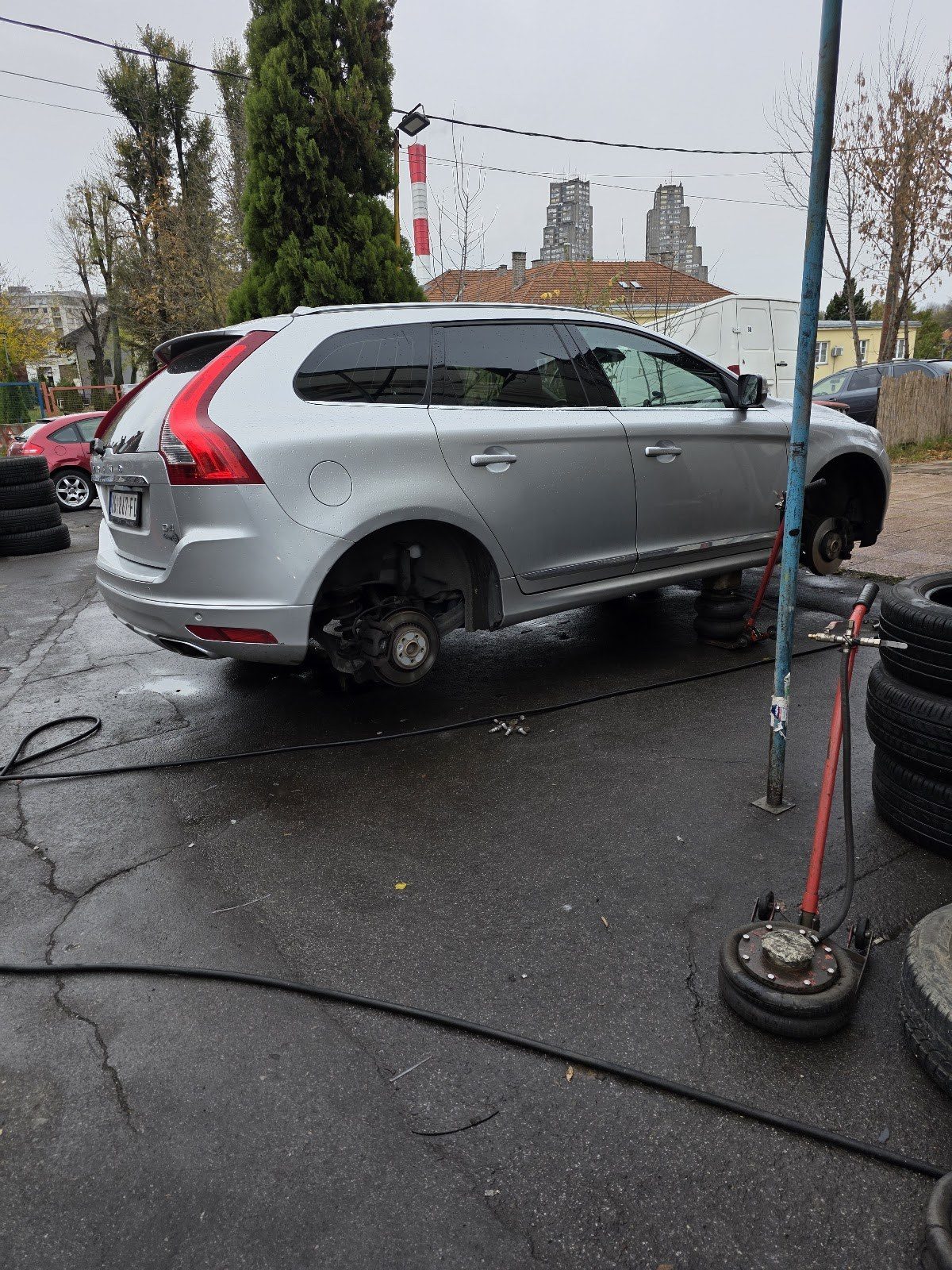 Zamena guma na automobilu ispred radnje